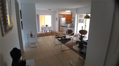 7640 Westwood Dr, Unit 403 in Tamarac, FL - Building Photo - Building Photo