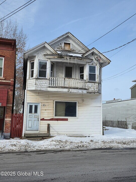 39 Reid St in Amsterdam, NY - Building Photo