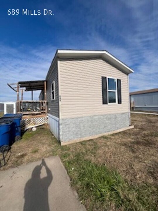 689 W Mills Dr in Towanda, KS - Building Photo