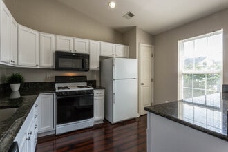 7507 Snowpea Ct, Unit M in Alexandria, VA - Building Photo - Building Photo