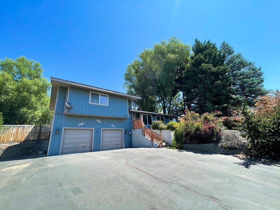 6725 Cottage Ave in Klamath Falls, OR - Building Photo