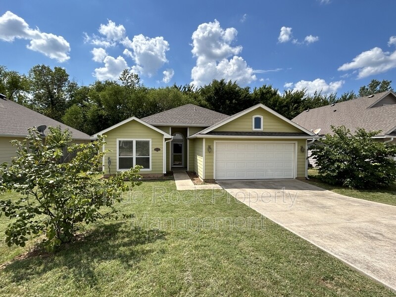 1109 Emily Ln in Ada, OK - Building Photo