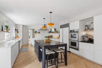 2 Acorn Path in East Quogue, NY - Building Photo - Building Photo