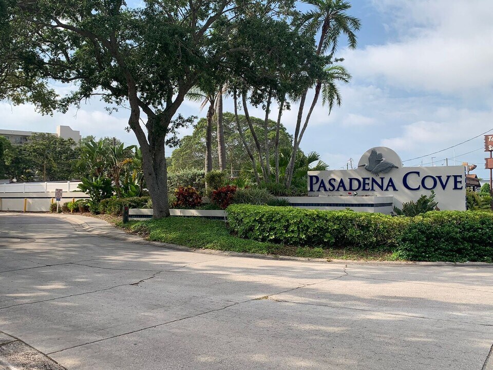 1320 Pasadena Ave S in South Pasadena, FL - Building Photo