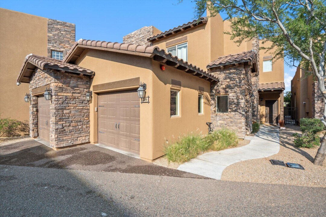 6145 E Cave Creek Rd in Cave Creek, AZ - Building Photo