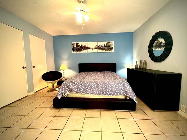 2201 Fountain View Dr, Unit 23F in Houston, TX - Building Photo - Building Photo