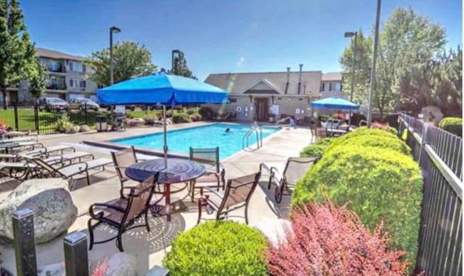 22855 E Country Vista Dr in Liberty Lake, WA - Foto de edificio - Building Photo