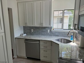 24 Sage Ct in Bedminster, NJ - Foto de edificio - Building Photo