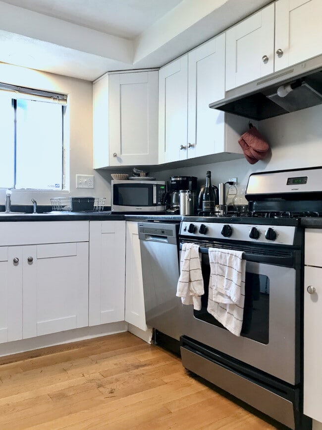 25 Bromfield Rd, Unit A in Somerville, MA - Building Photo - Building Photo