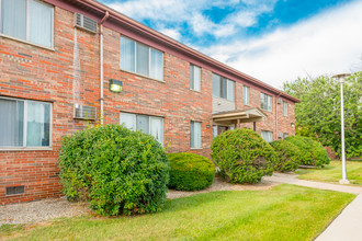 Golf Manor Apartments in Roseville, MI - Foto de edificio - Building Photo