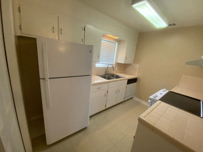 100 W Spruce Ave in Lemoore, CA - Building Photo - Building Photo