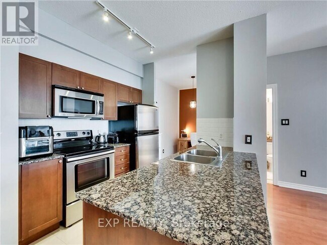 3525 Kariya Dr in Mississauga, ON - Building Photo - Building Photo