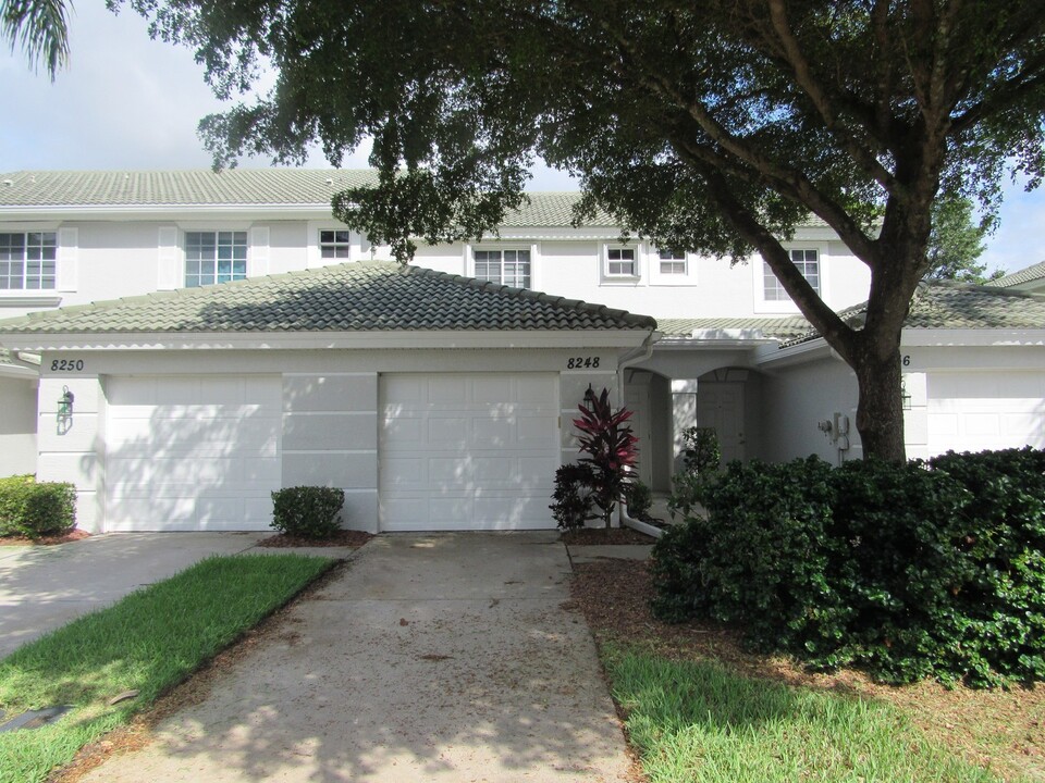 8248 Pacific Beach Dr in Ft. Myers, FL - Foto de edificio