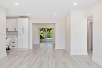 7003 NW 99th Ave in Tamarac, FL - Building Photo - Building Photo