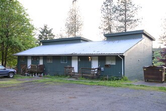 61333 Barger Rd in Saint Helens, OR - Foto de edificio - Building Photo