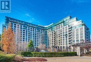 18 Harding Blvd in Richmond Hill, ON - Building Photo