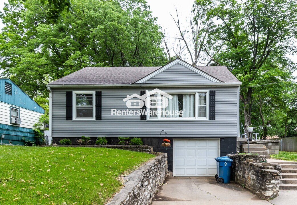 5531 NW Venetian Dr in Kansas City, MO - Building Photo