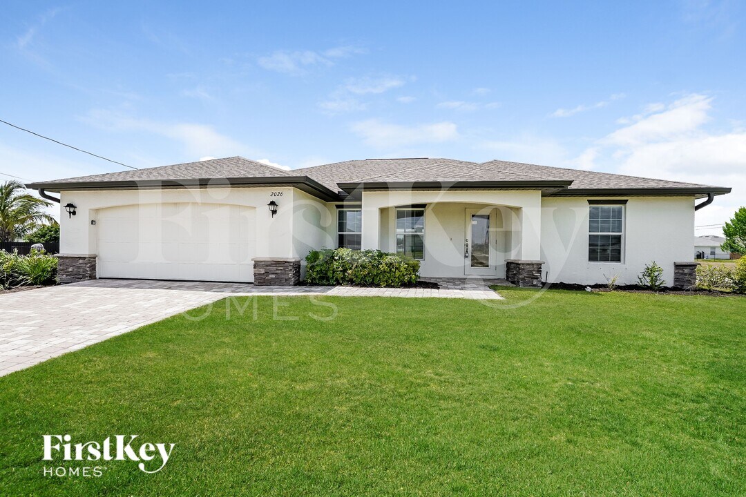 2026 NW 10th Ave in Cape Coral, FL - Foto de edificio