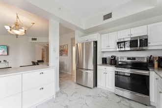 7546 La Paz Blvd in Boca Raton, FL - Foto de edificio - Building Photo