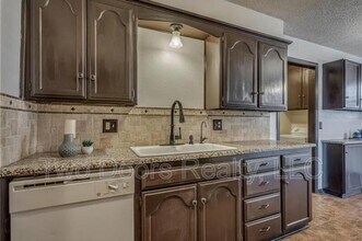 801 Robin Hill Rd in Edmond, OK - Building Photo - Building Photo