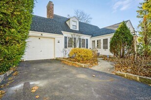 40 Derby Rd in Port Washington, NY - Building Photo