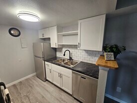 8555 Fairmount Dr in Denver, CO - Building Photo