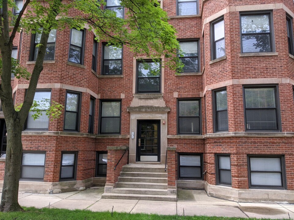 900 Reba Pl, Unit 18-2 in Evanston, IL - Building Photo