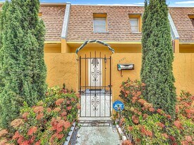 2686 NW 60th Way in Sunrise, FL - Building Photo