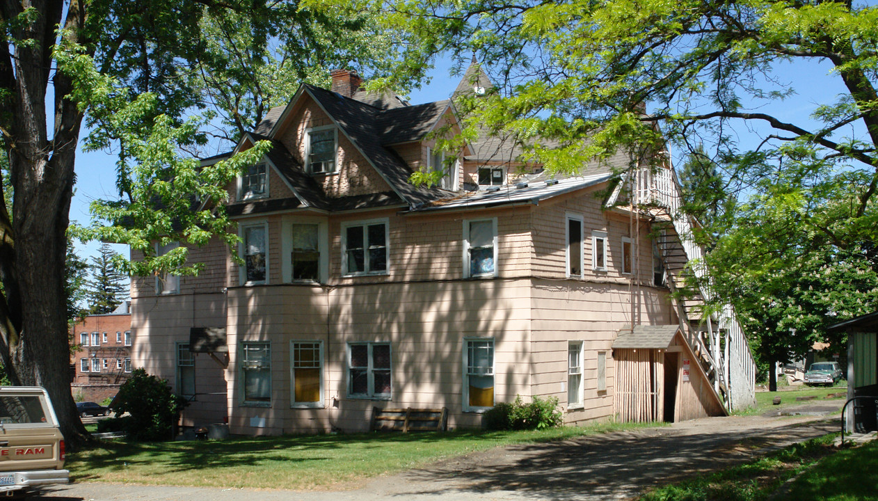 627 S Adams St in Spokane, WA - Foto de edificio