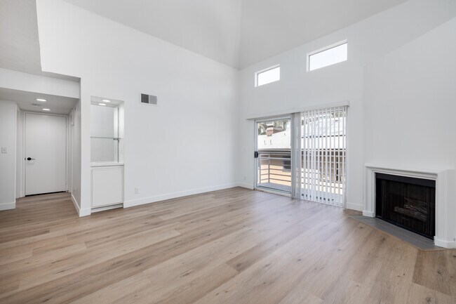 Collis Apartments in West Hollywood, CA - Foto de edificio - Interior Photo