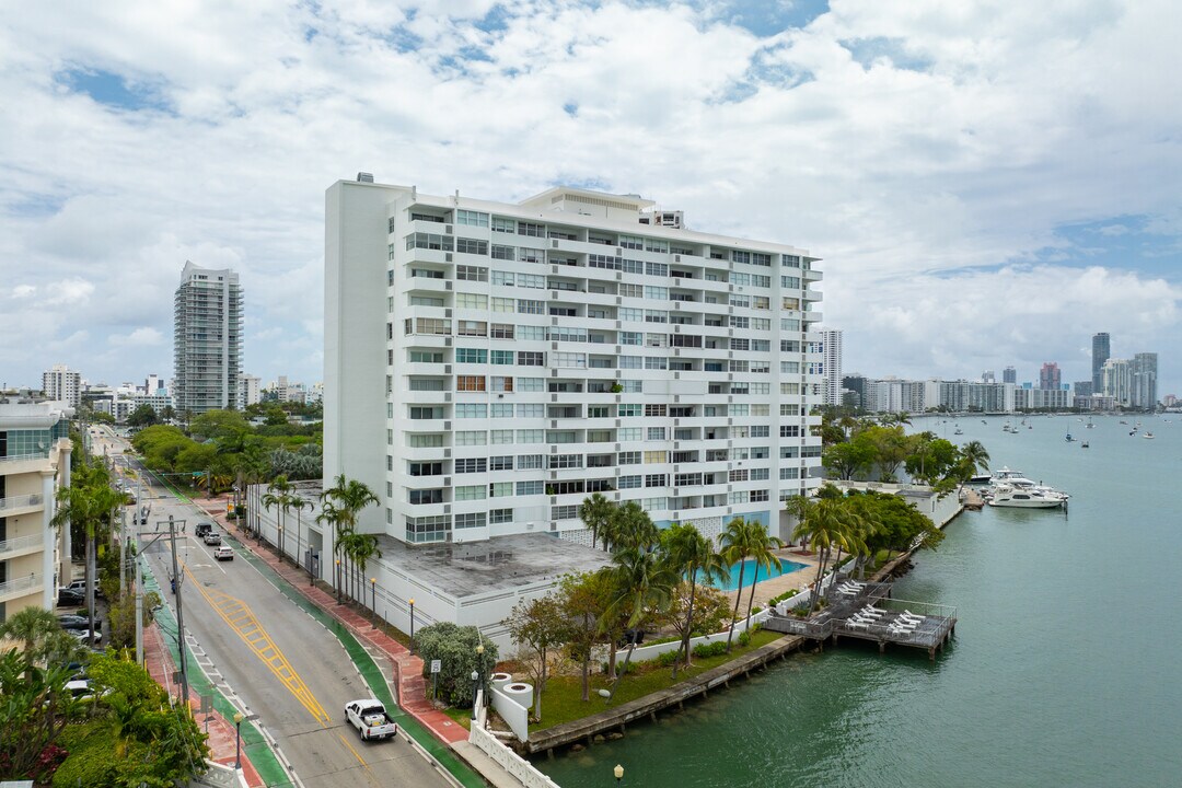 Belle Isle Apartment Corporation in Miami Beach, FL - Foto de edificio