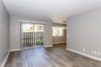 Glenbrook Terrace Apartments in Escondido, CA - Foto de edificio - Interior Photo