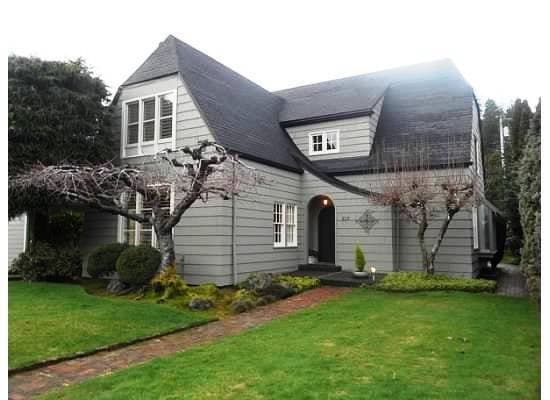 property at 208 W 9th St