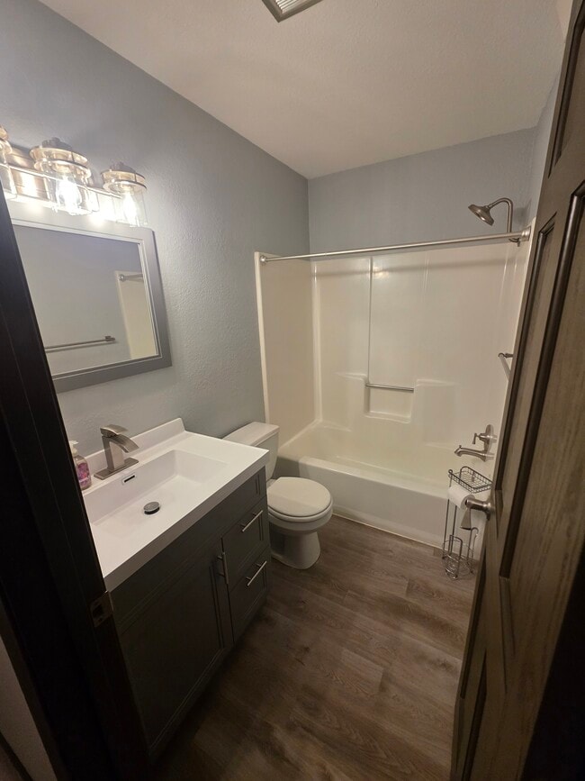 910 E 2nd St in Litchfield, MN - Building Photo - Building Photo