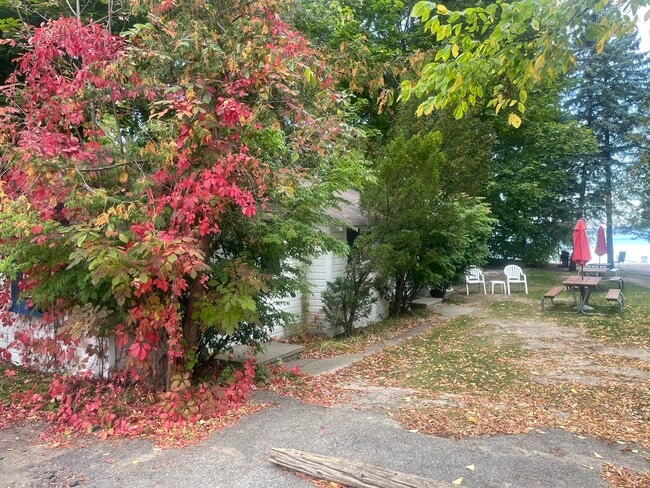 853 E Front St, Unit cottage 2 in Traverse City, MI - Building Photo - Building Photo