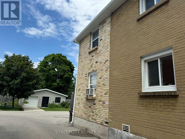 17 Evergreen Ave in London, ON - Building Photo - Building Photo