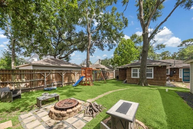 1119 Grovewood Ln in Houston, TX - Foto de edificio - Building Photo