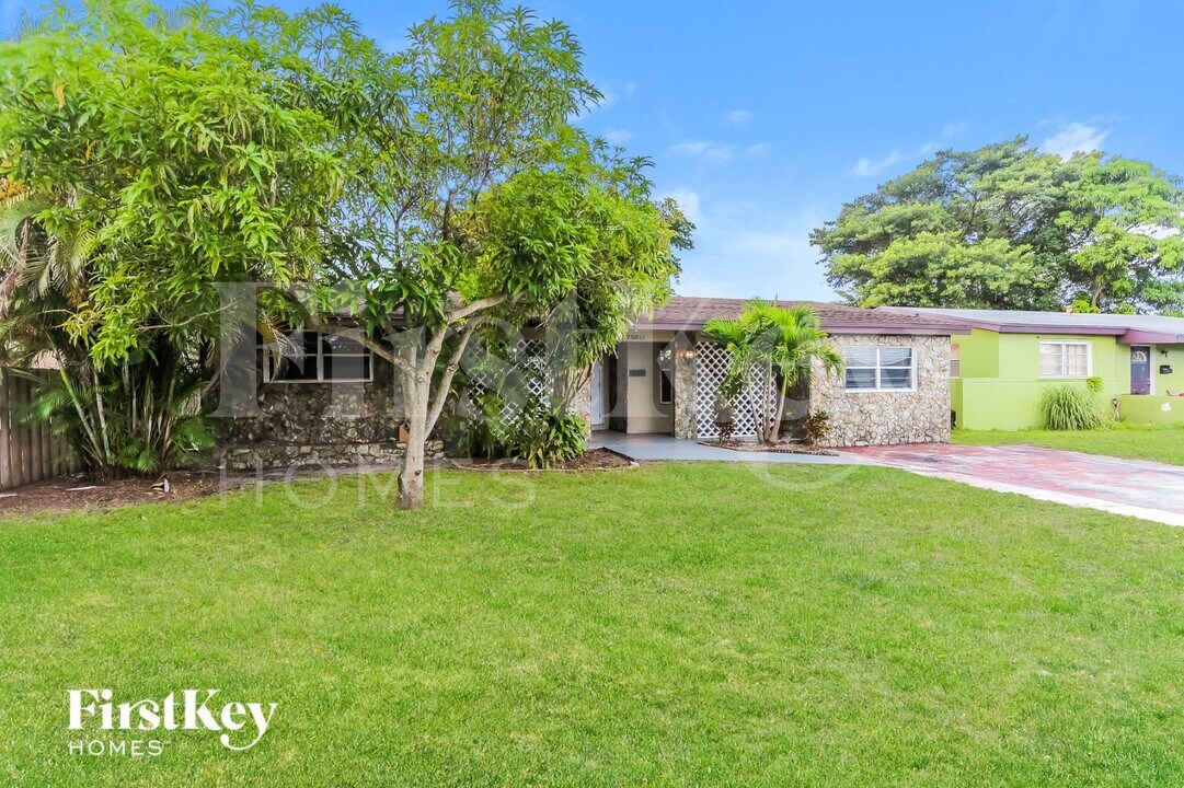 7560 Venetian St in Miramar, FL - Building Photo