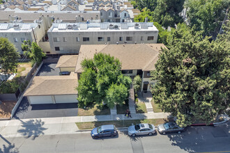 3916 W Oak St in Burbank, CA - Building Photo - Building Photo