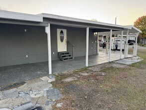 8811 Poe Dr in Town 'n' Country, FL - Foto de edificio - Building Photo