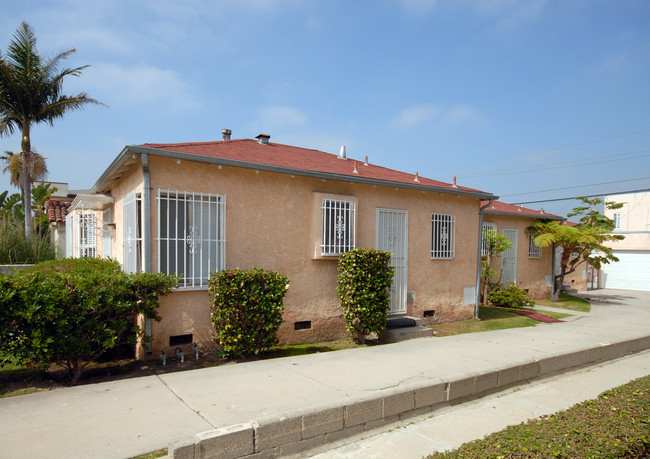 1553 S Fairfax Ave in Los Angeles, CA - Foto de edificio - Building Photo