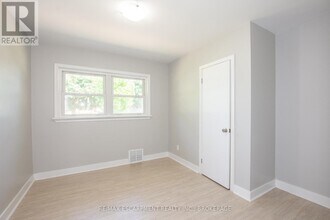 21 Brisbane Glen in St Catharines, ON - Building Photo - Building Photo