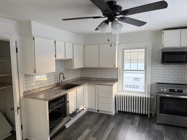 236 Glenmont Rd in Glenmont, NY - Foto de edificio - Building Photo