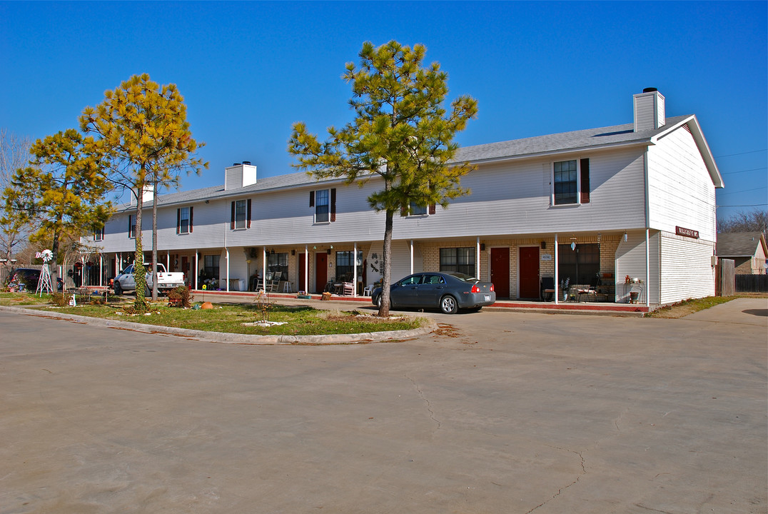 Hillcrest Apartments in Sanger, TX - Building Photo