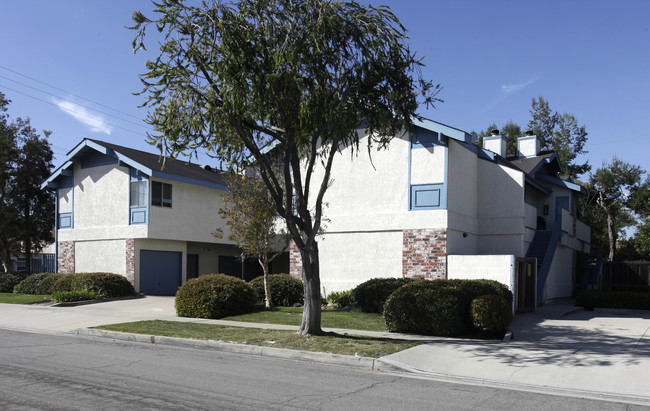 1637 W Valencia Dr in Fullerton, CA - Foto de edificio - Building Photo