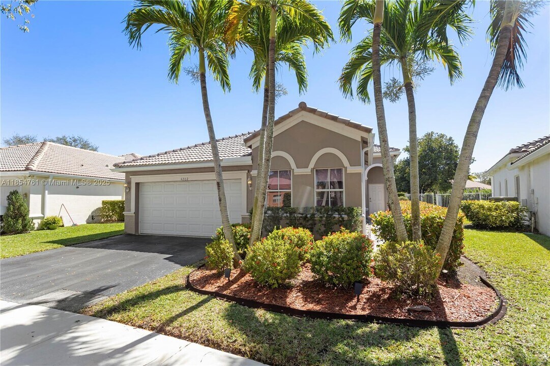 4202 Sabal Ridge Cir in Weston, FL - Building Photo
