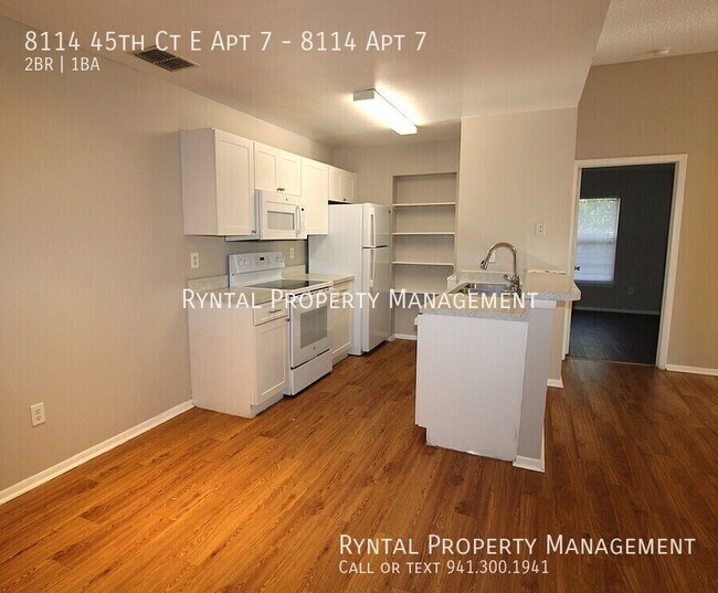 8114 45th Ct E in Sarasota, FL - Foto de edificio - Building Photo