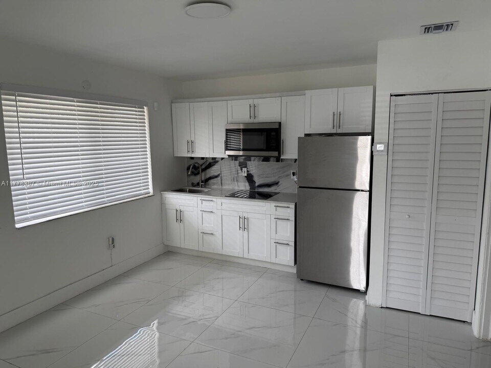 10190 W Guava St in Miami, FL - Building Photo