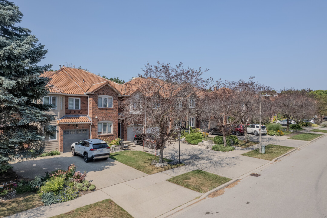 2943 Redbud Av in Oakville, ON - Building Photo