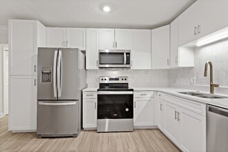 3215 W Swann Ave, Unit 13 in Tampa, FL - Foto de edificio - Building Photo